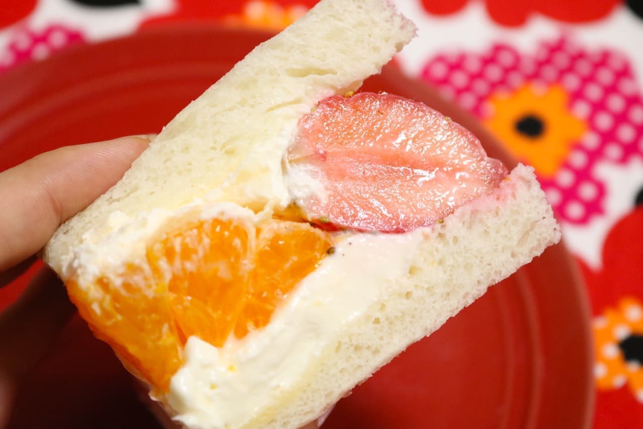 Lawson "Small Happy Fruit Sandwich - Strawberry & Mandarin orange".