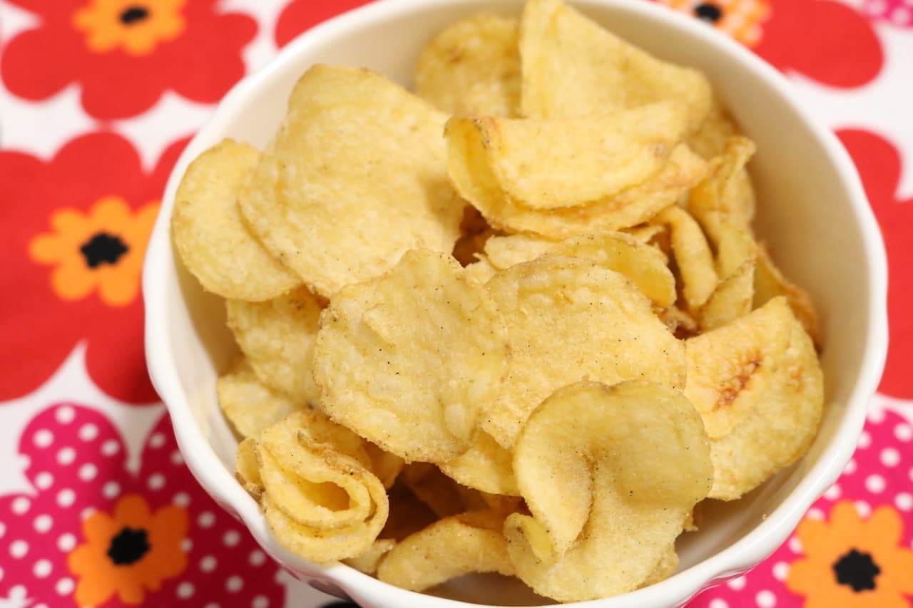 Famima limited edition "Calbee Potato Chips that look like crispy deep-fried karaage".