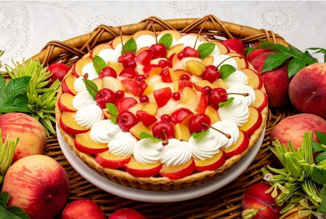 Pudding a la mode tart with plums and peaches" invented by Kilfebbon 30th Fukuoka Store.