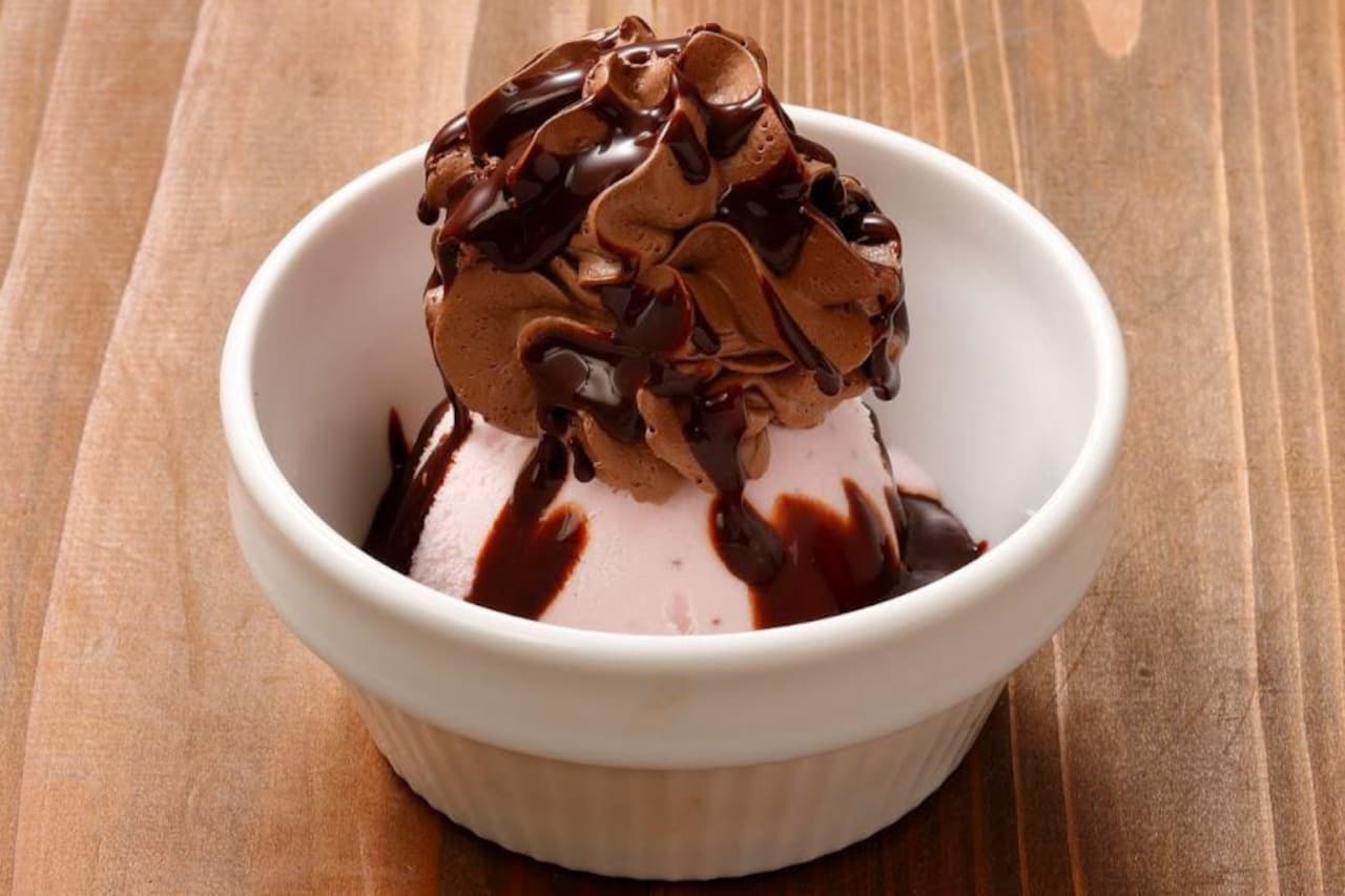 Tori Aristocrat "Chocolate parfait with strawberry ice cream [using Fukuoka Prefecture's Amaou]".