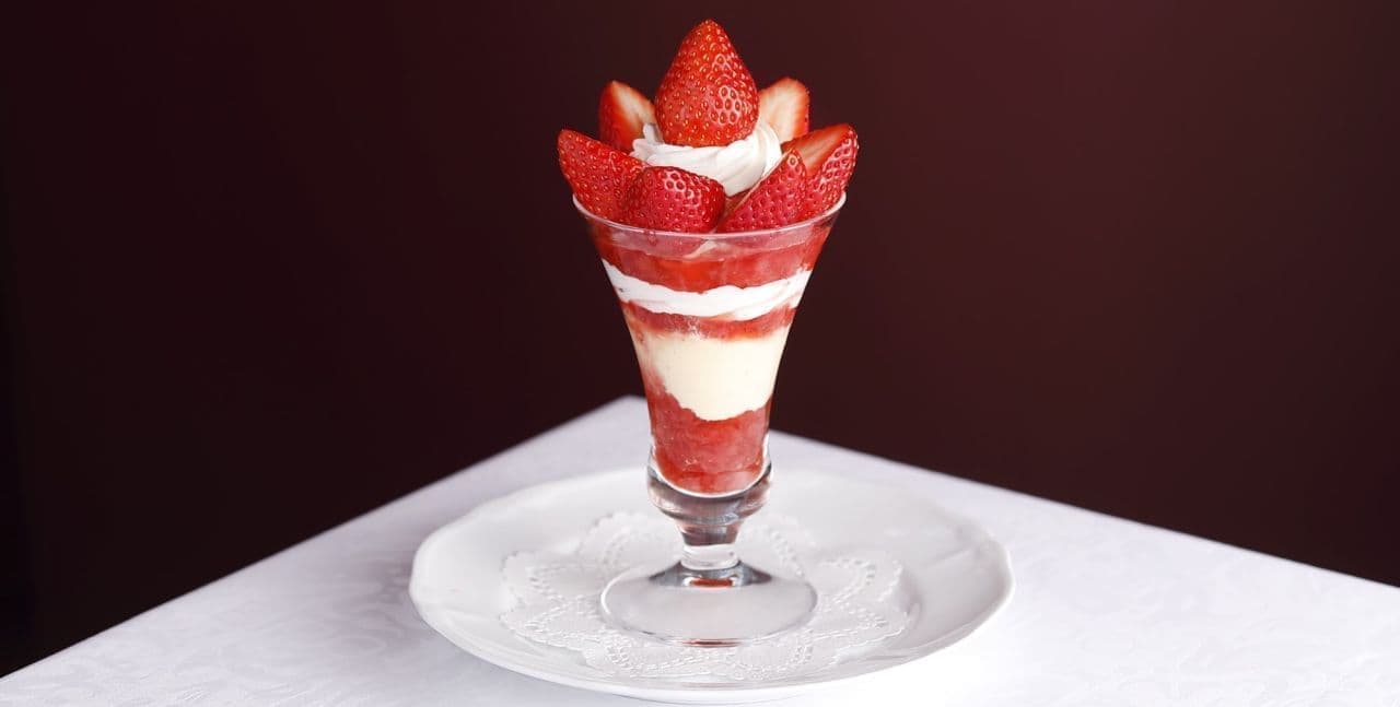 Shiseido Parlor's two types of strawberry parfait: Large strawberries topped with a whole parfait!