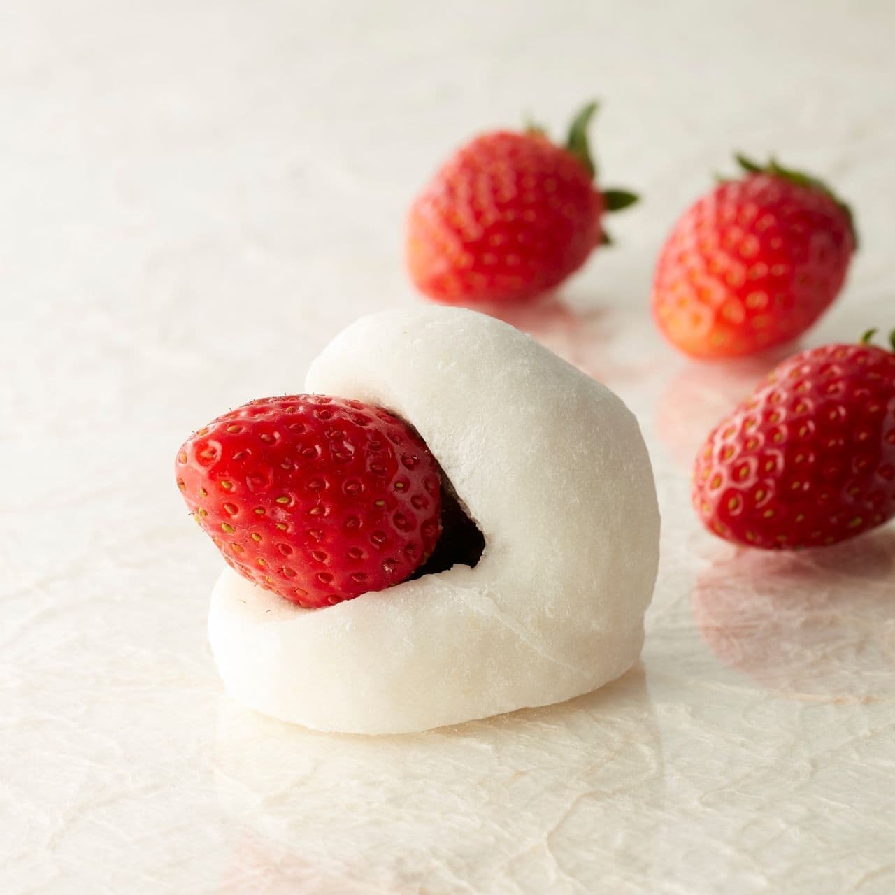 Chateraise "Large Tochi-otchiotome Strawberry Daifuku with Grain Red Bean Paste".