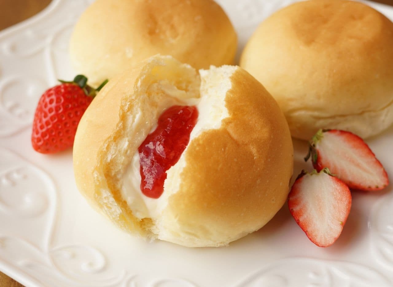 Hattendo Seasonal Flavor "Creamy Buns Amao Strawberry" Uses Fukuoka Prefecture Produced Amao Strawberry Jam; Set Includes Cream Daifuku (Amao Strawberry)