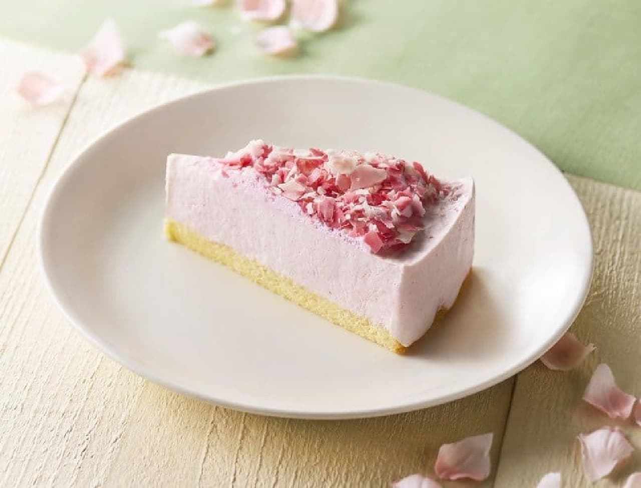 Tully's Coffee "Tom & Jerry Soft Cherry & Strawberry Mousse Cake".