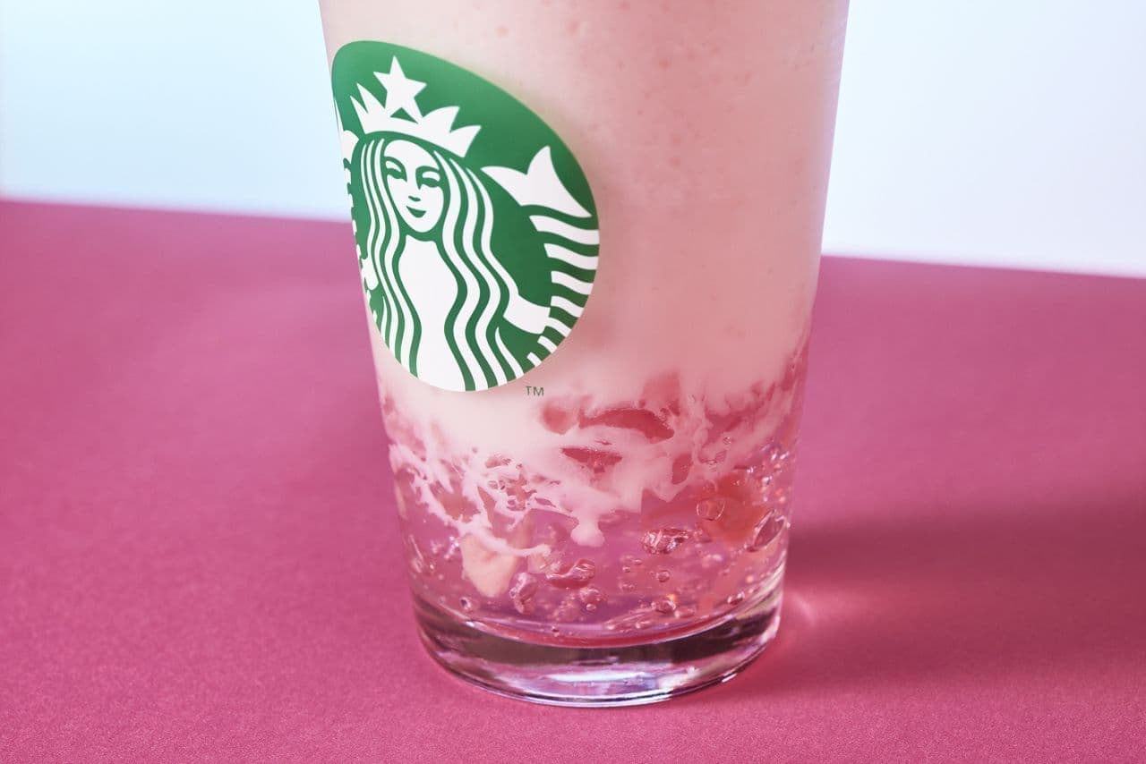 Starbucks "Sakura Blooming Saku Frappuccino".