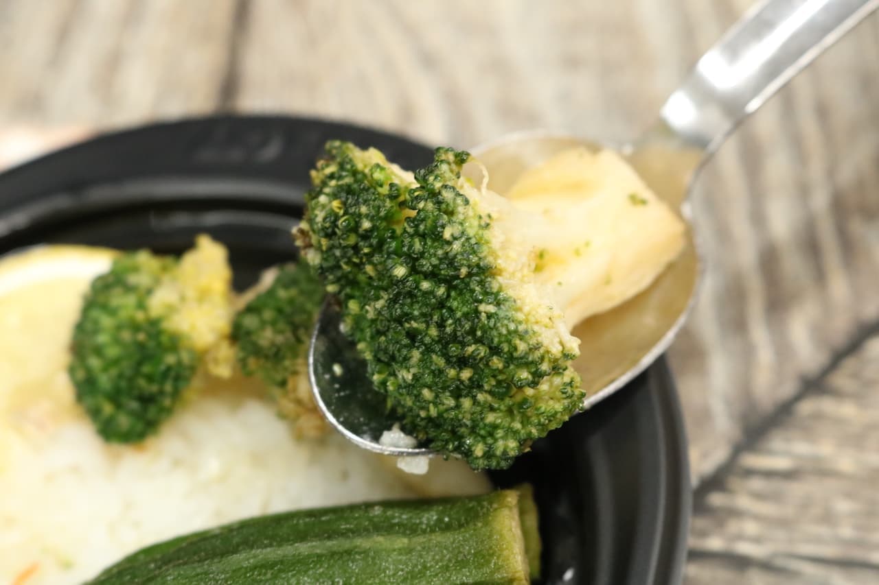 成城石井「1日分の緑黄色野菜が摂れる！ガパオライス」