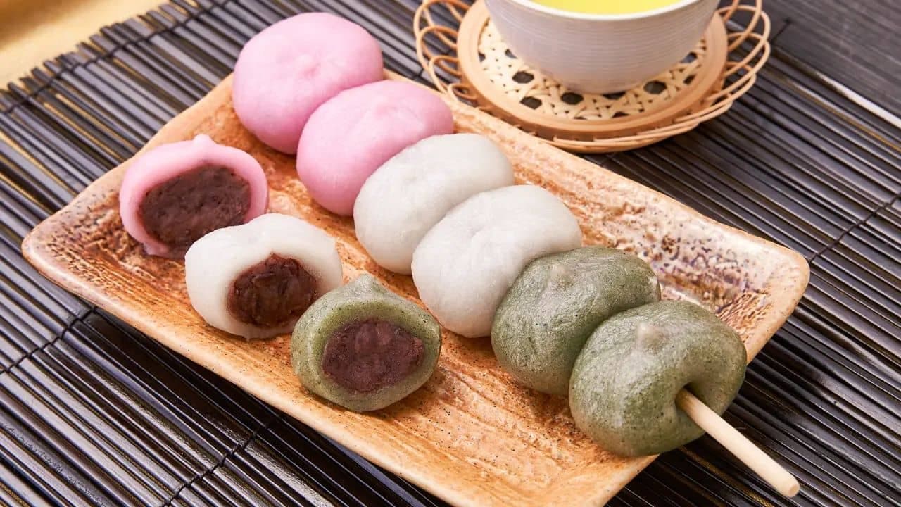 LAWSON STORE100 "One that exceeds the limit! Dumplings over flowers (with red bean paste)".