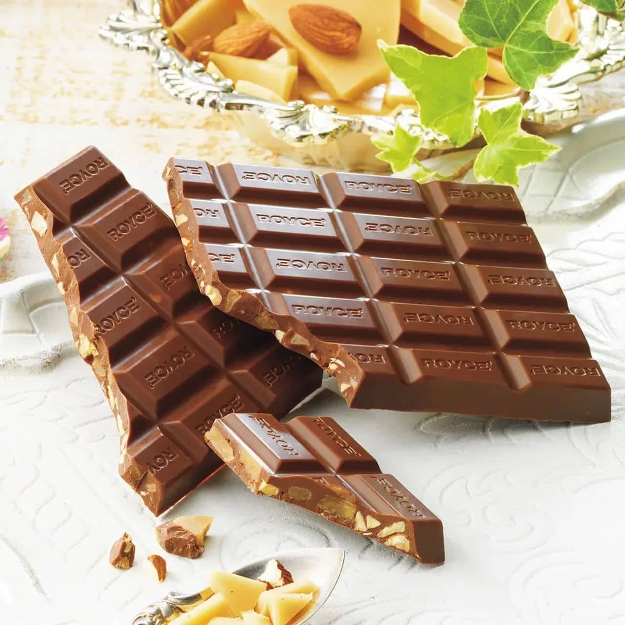 Lloyds "Chocolate Board [Toffee & Almond]".
