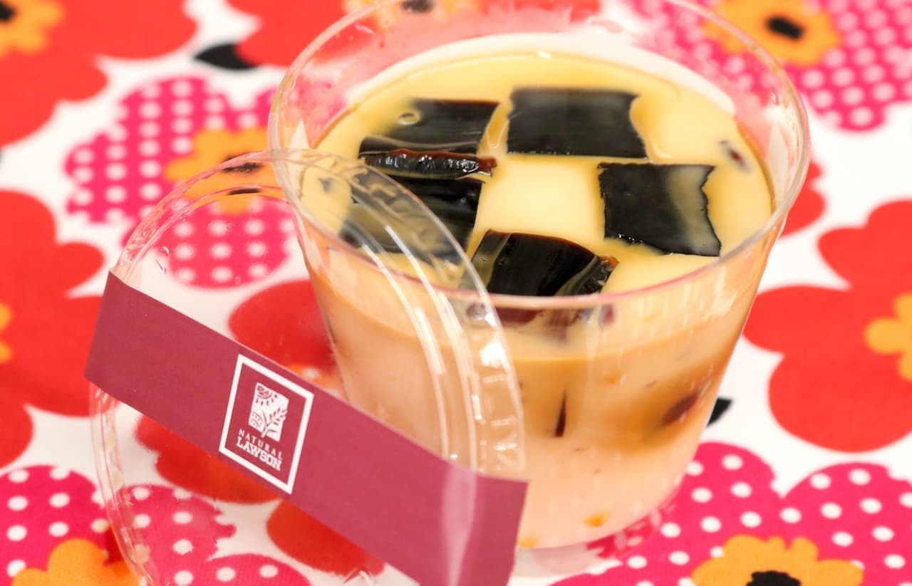 It is a coffee jelly, but caffeine-free! Coffee jelly made with dandelion coffee is a bit unusual.