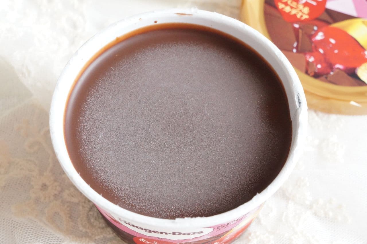 Haagen-Dazs Mini Cup Spoon Crush "Overflowing Berry Vanilla & Macadamia