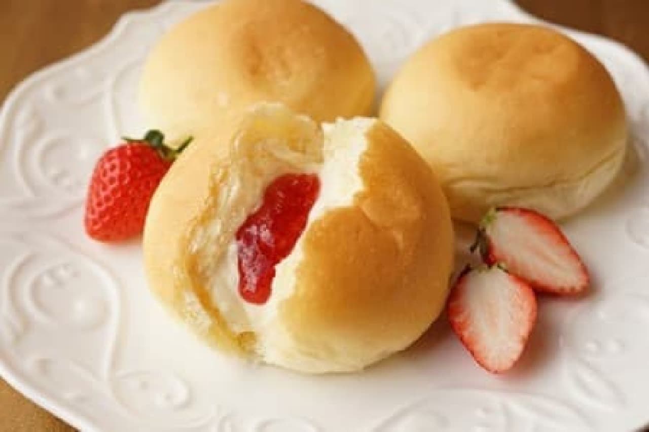 Hattendo "Creamy bun, Amao Strawberry".