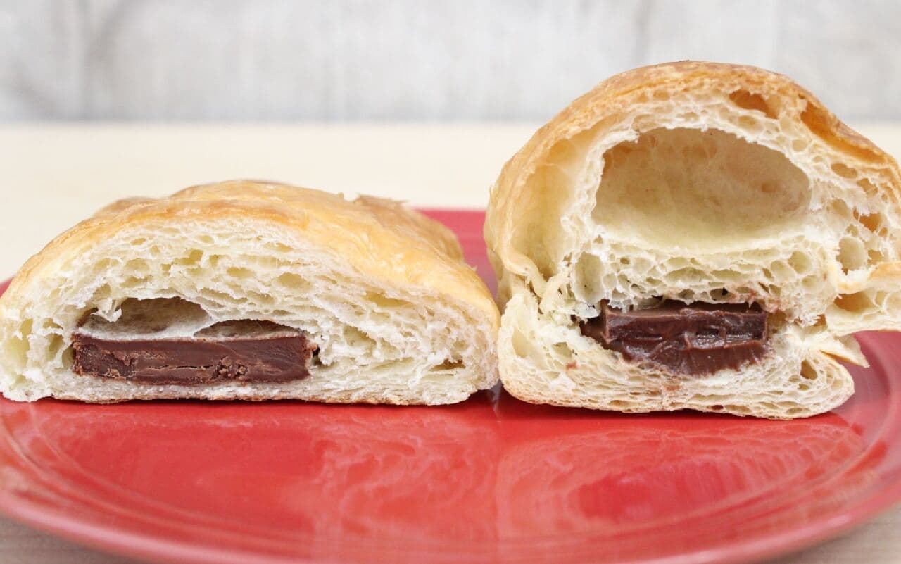 Comparison of Lawson's "Choco Danish" and "Glutinous Wheat Chocolate Roll