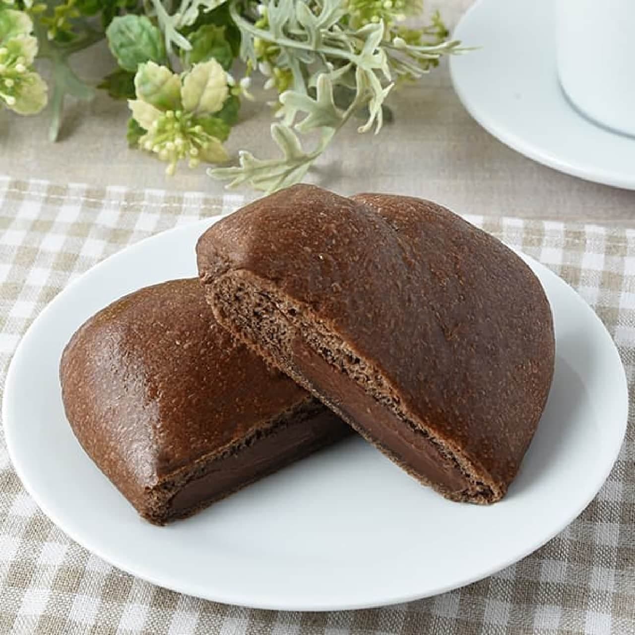 FamilyMart "Smooth Chocolate Cream Bread