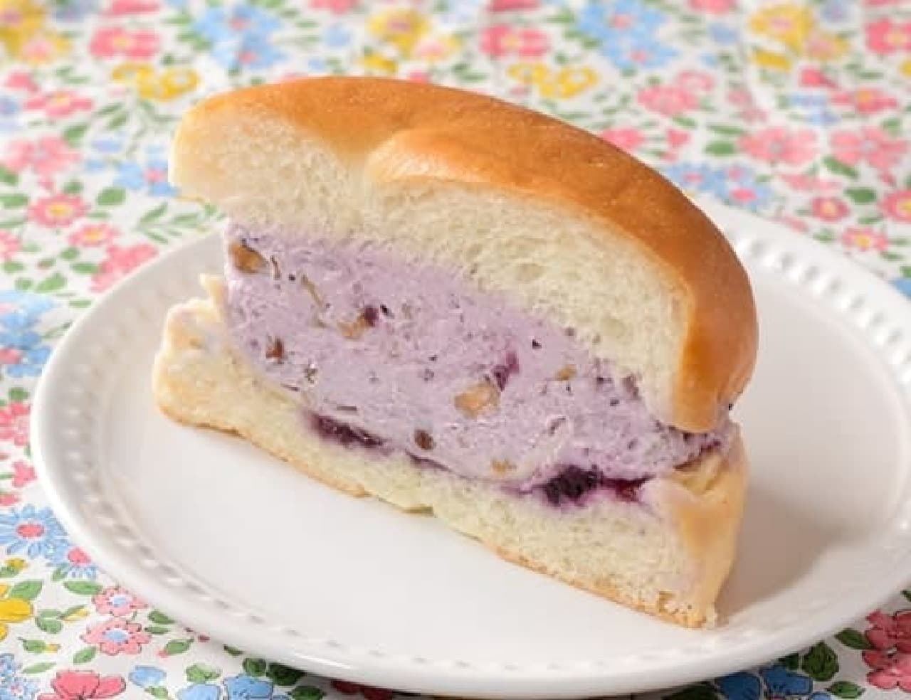 Lawson "Mochi Mochi Bagel Sandwich Blueberry Cream Cheese and Nuts"