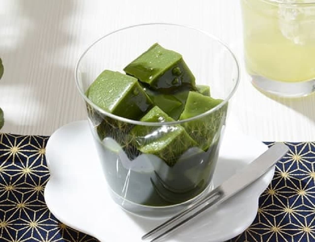 LAWSON "Mottochiri Matcha Milk Warabi (Thick Matcha Green Tea)