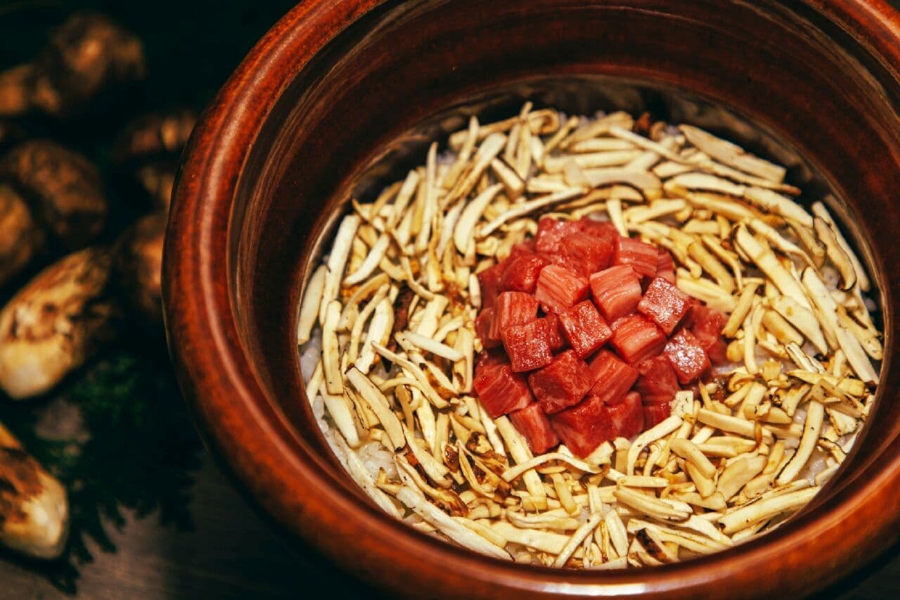 Ushigoro-esu "Earthen pot rice with matsutake mushrooms and selected parts (Autumn K course)