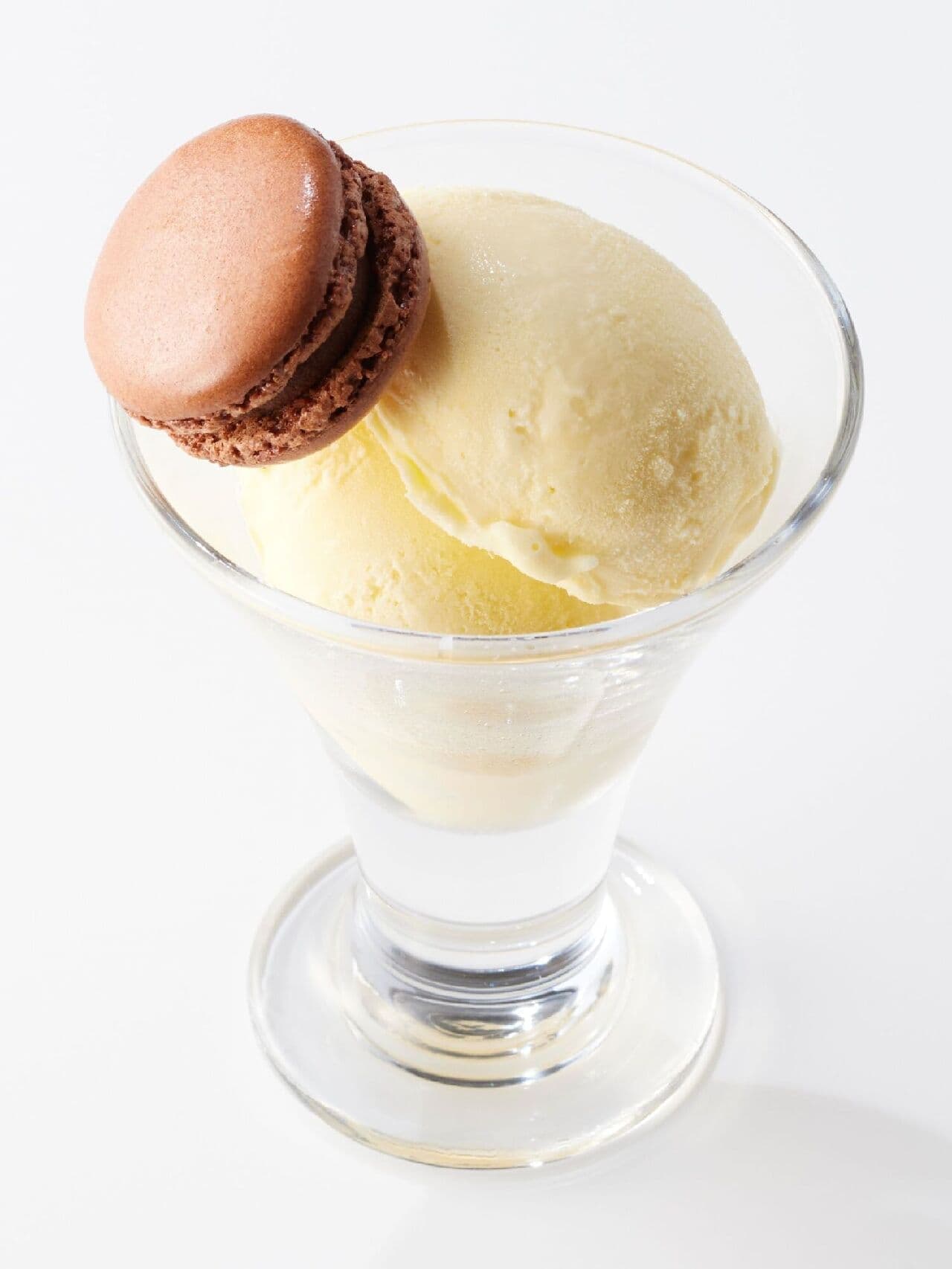 Three types of glass desserts combining ice cream and macaroons
