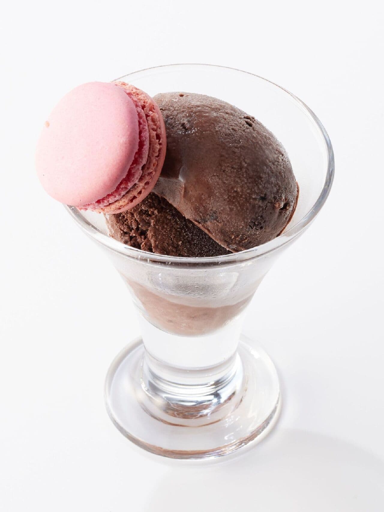 Three types of glass desserts combining ice cream and macaroons