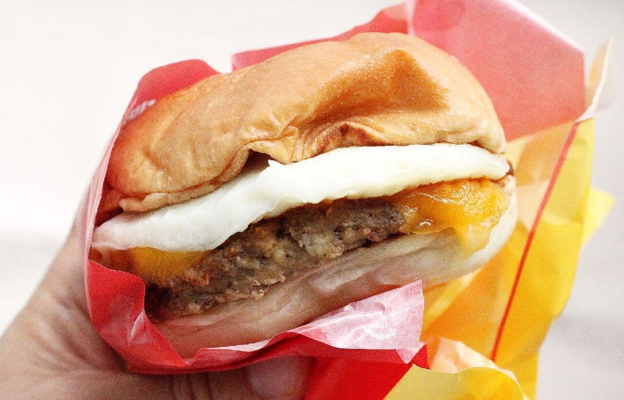 Lotteria "Hanjuku Tsukimi Japanese-style exquisite cheeseburger".