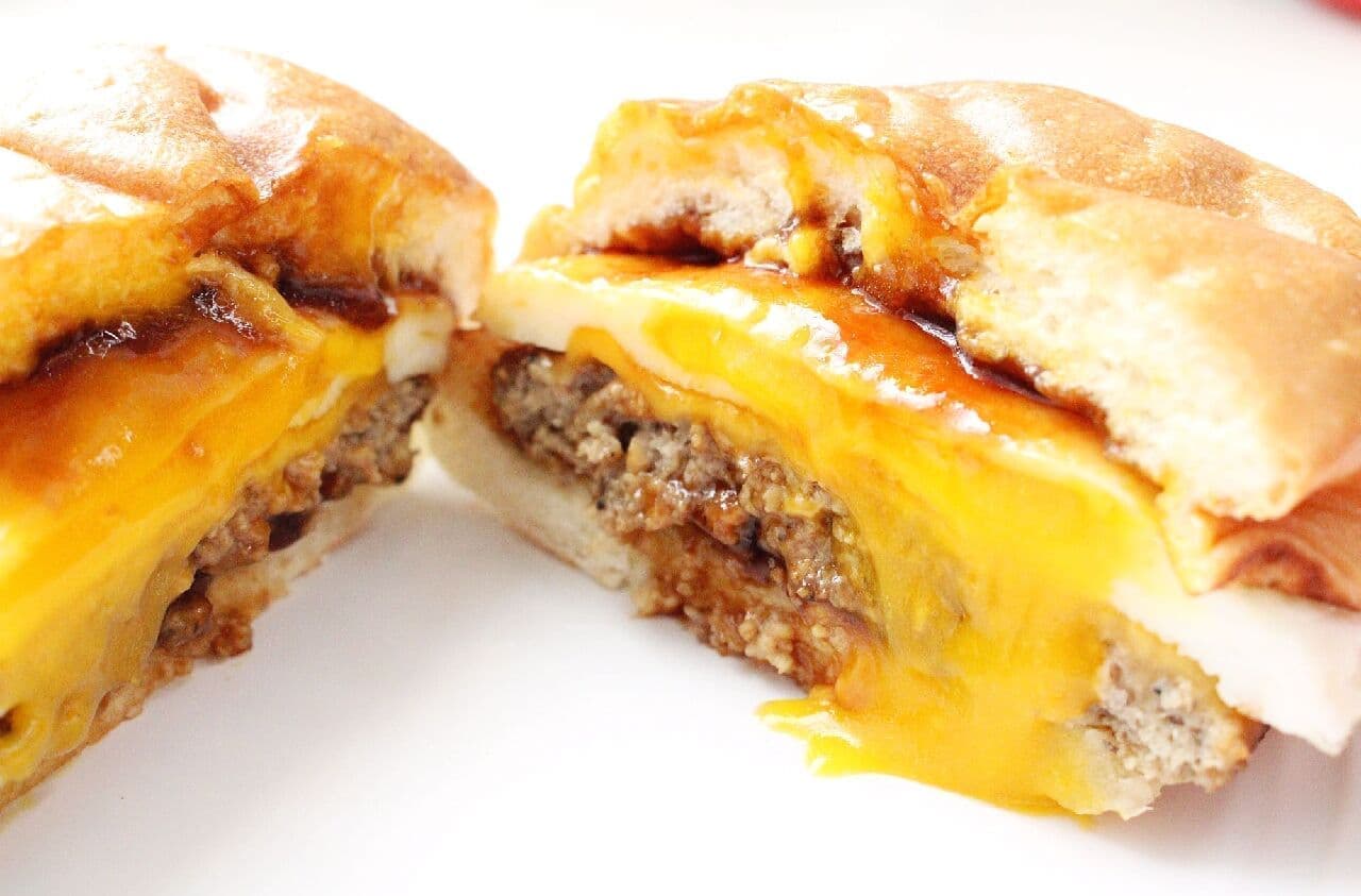 Lotteria "Hanjuku Tsukimi Japanese-style exquisite cheeseburger".