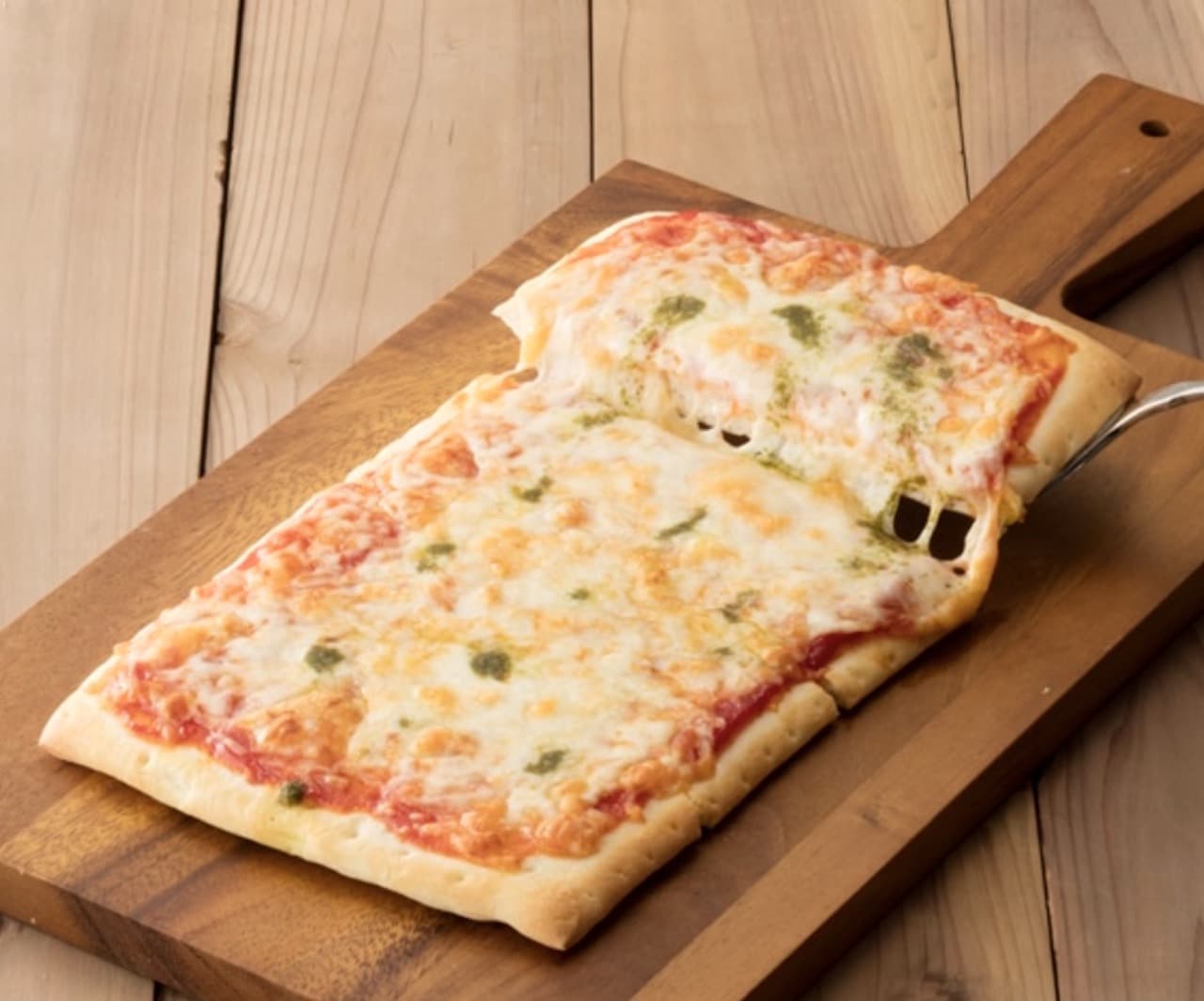 シャトレーゼ「オーブンでそのまま焼けるピザ マルゲリータ」