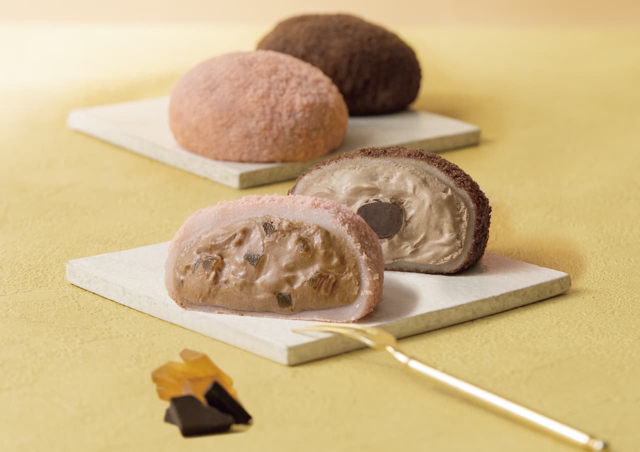 Godiva "Fluffy Creamy Fresh Daifuku: Rich Chocolate" and "Fluffy Creamy Fresh Daifuku: Chocolate & Noshi-ume".