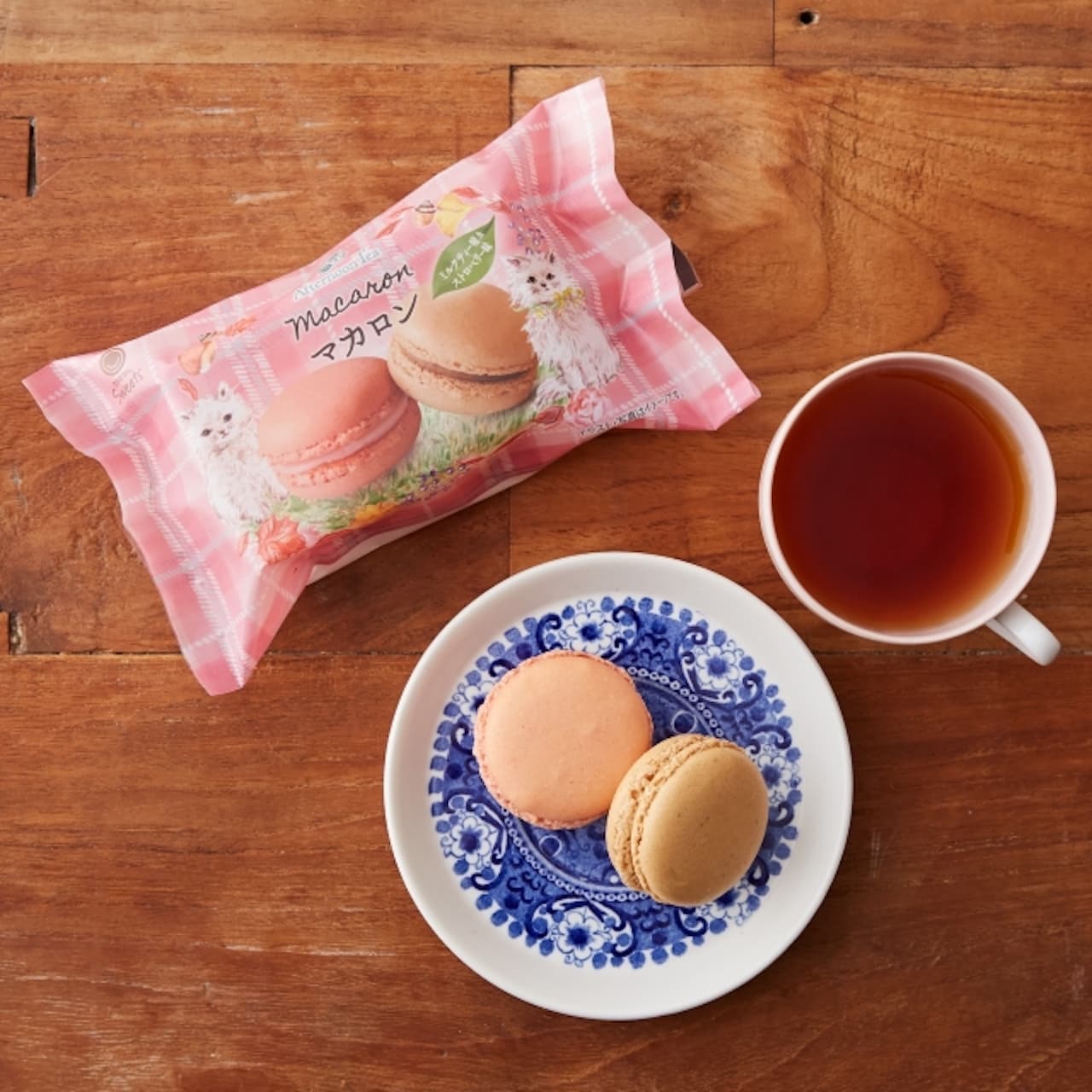 Macarons supervised by Afternoon Tea, milk tea flavor & strawberry flavor