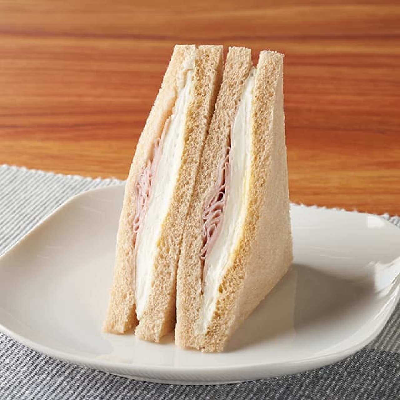 FamilyMart "Quattroformaggi Sandwich