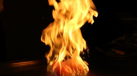 豪快に炎があがる！名物は“トマトフランベ”--人気シェフプロデュースの鉄板焼き、名古屋に