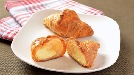 Cool cream in a mini croissant--from Lawson, a new small and easy-to-eat dessert