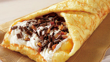 Limited to 2 weeks! "Crepe wrap (chocolate chips & bananas)" on Lawson--topped with whipped cream and almonds