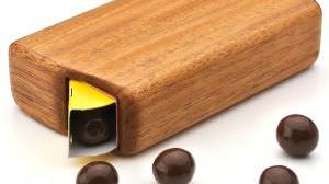 形から入りたいあなたに…「チョコボール専用木製ケース」がかっこいい