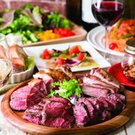 秋葉原で豪快な肉料理＆ワインを！肉バル「ミートハウス 炉区（ロック）」オープン