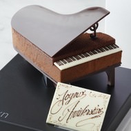 繊細すぎる…！ピアノ型のチョコデザート「ピアノ ショコラ」、パレスホテル東京から