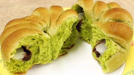 "Matcha bread" with bean paste and mochi is chewy and delicious! "Light roast" is recommended with a toaster