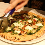 「800°ディグリーズ ナポリタン ピッツェリア」カスタムメイドのピザを体験！新宿ニュウマンに日本1号店