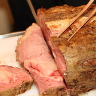 圧巻のボリューム！「37 Roast Beef」で厚切り肉に舌つづみ--期間限定ローストビーフ重がお得