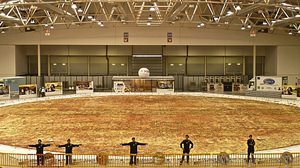 The world's largest round pizza "OTTAVIA" serves 50,000 people and weighs 25.6 tons!