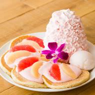 エッグスンシングスに「アニバーサリーパンケーキ」--ピンクやブルーのクリームたっぷり