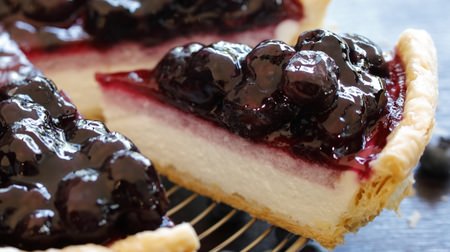 New summer sandwiches and sweets for Starbucks! "Blueberry rare cheese pie" looks delicious
