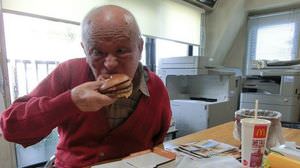 これは戦いだ…！　水木しげる先生（90歳）がテキサスバーガーを完食する