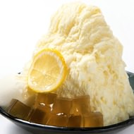 台湾かき氷のアイスモンスターに秋限定「ハニーミルクかき氷」--ヨーグルトアイスとレモンスライスでさっぱり！