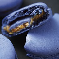 “青チョコ”入りの青いマカロン！「幸福の青いチョコレート ケルノン ダルドワーズ マカロン」