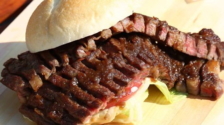 京都の精肉店がつくる「近江牛ステーキバーガー」がおいしそう！巨大肉がバンズからはみ出てる