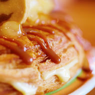 コメダ珈琲店に「シロノワール キャラメルリンゴ」--デニッシュパンからカスタードクリームが溶け出す！