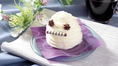 Pure white "ghost cake" at Lawson--chocolate-flavored Halloween sweets