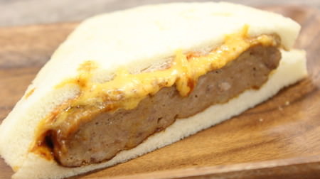 A delicious sandwich "Hot Sand Demi Cheese Hamburger" that is warmed to 7-ELEVEN-A thick hamburger steak is great for eating!