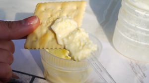 バター作りを体験！―10分振るだけで、できたてバターが食べられるんだよ！