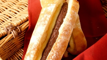 Sandwich the bean paste and milk cream on the baguette! "Yanesen Anmiruku" is perfect for eating while walking