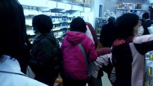 The store is too crowded! Traffic jam outside! Four people rejoice at 7-ELEVEN's first landing